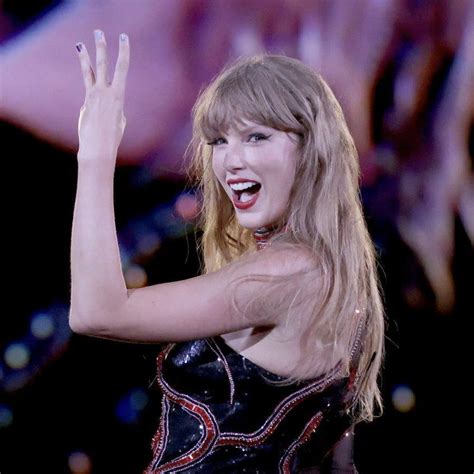 Taylor Swift Updates 🏟️ On Twitter 🏟️ Only Purple Nails Tonight For