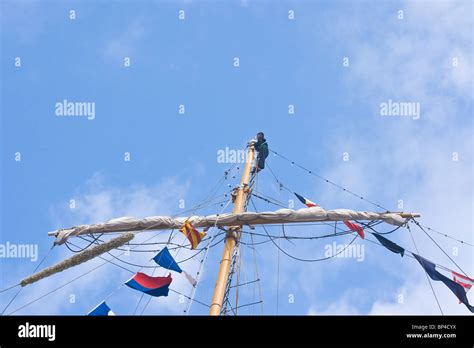 Sailor top formast barquentine sailing hi-res stock photography and ...