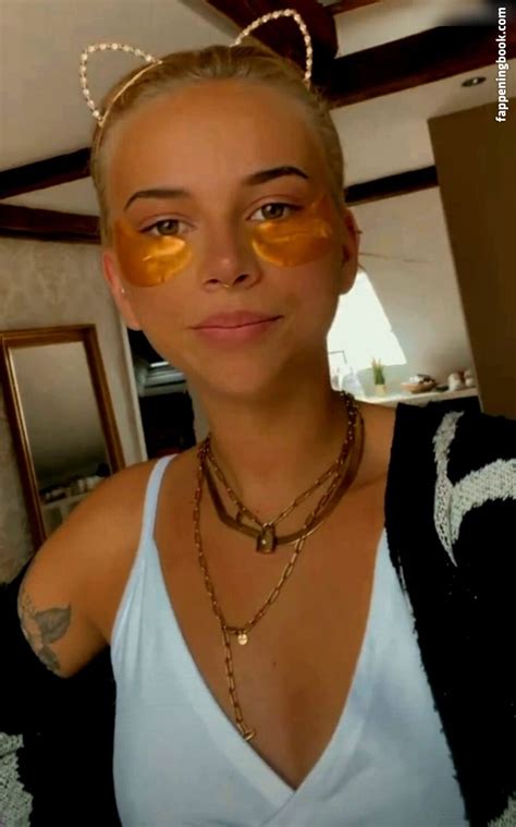 Kira Rodrigues Nude OnlyFans Leaks Fappening FappeningBook