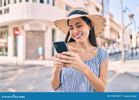 Joven Turista Latina En Vacaciones Sonriendo Feliz Usando Smartphone En La Ciudad Imagen De