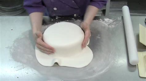 How To Cover A Round Cake With Icing Youtube