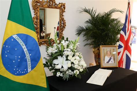 Bolsonaro assina livro de condolências para rainha Elizabeth II