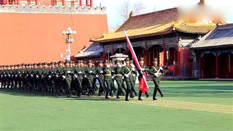 三军仪仗队在军营里走正步，脚步整齐无比，地上灰尘都飞起来了！军事阅兵好看视频