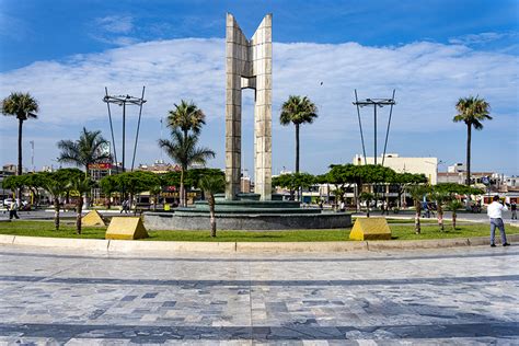 Regional Stock Monumento En La Plaza De Chimbote F