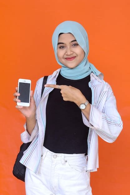 Retrato De Una Estudiante Musulmana Asi Tica Sonriente Con Mochila