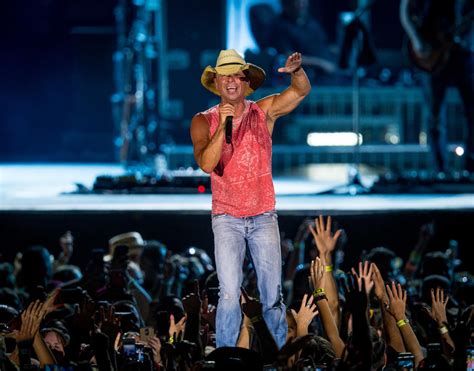 Kenny Chesney Postpones 2020 Concert Tour Including 2 Texas Stops - CBS DFW