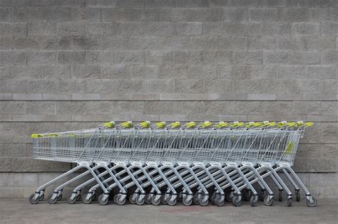 Muitos Troles Vazios Da Compra O Punho Amarelo Que Est Em Uma