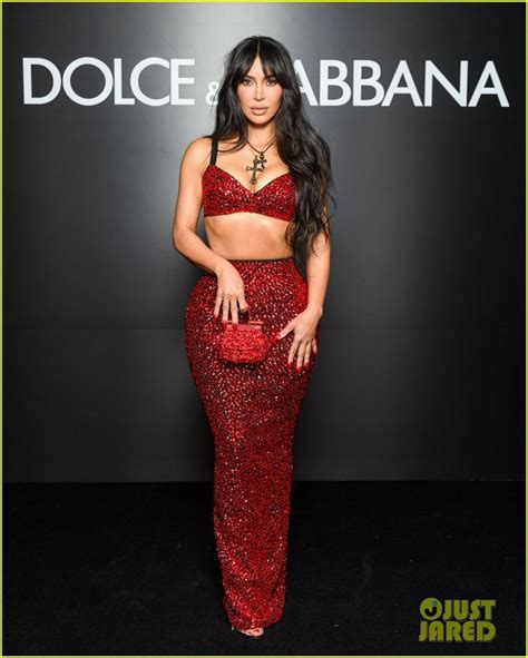 Kim Kardashian trang điểm màu nude diện đồ gợi cảm dự show thời trang