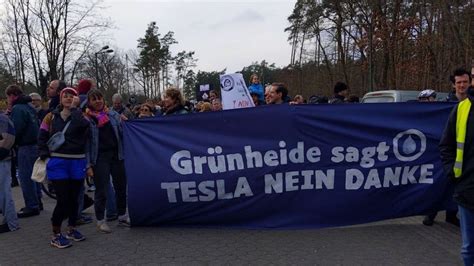 Demos F R Und Gegen Tesla Nach Anschlag In Gr Nheide Automobilwoche De