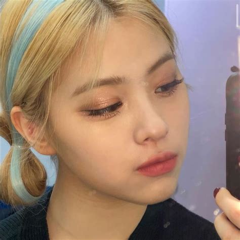 Ryujin Itzy Icon Lq Cute Mirror Selfie Low Quality Instagram Update