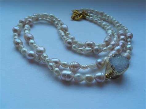 две нити жемчуга и друза белого кварца | Jewelry, Beaded bracelets ...