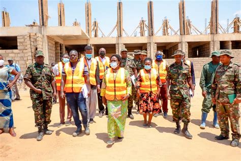 WAZIRI NDALICHAKO AKAGUA UJENZI WA SHULE YA SEKONDARI YA MFANO ATOA