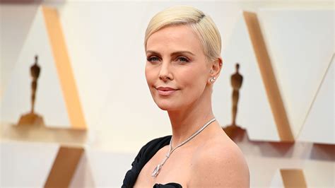 Bye Pixie Charlize Theron trägt jetzt wieder längere Haare