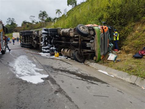 Motorista que morreu após tombar caminhão de cerveja é identificado