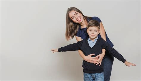 Vue De Face Mère Jouant Avec Son Fils Photo Gratuite