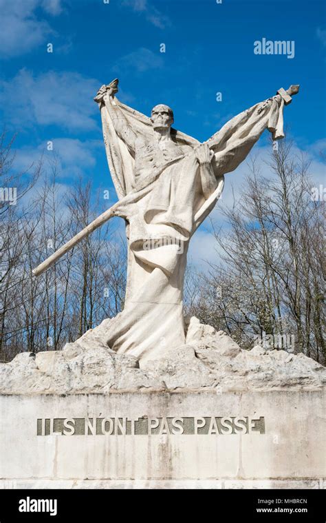 Monument avec skeleton statue Dead Man bataille de Verdun Première