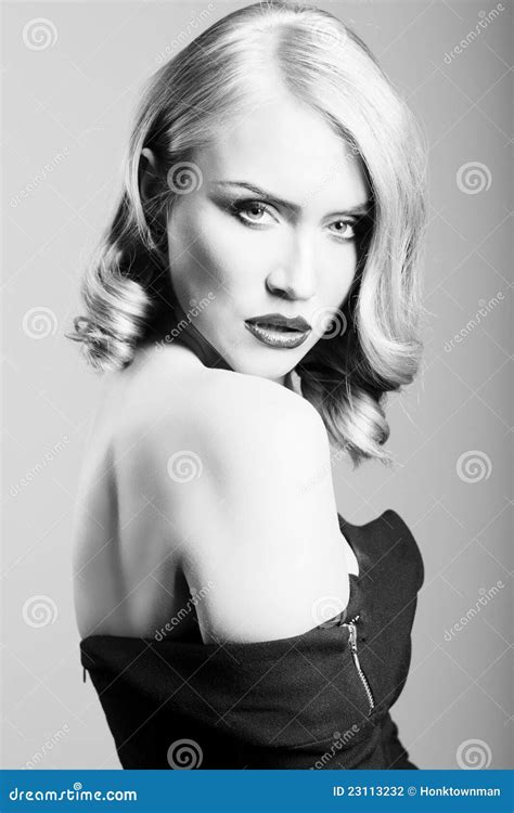 Gevoelig Portret Van Een Blonde Vrouw Stock Foto Image Of Geschiktheid Groen