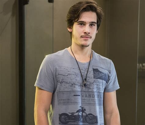 Nicolas Prattes Se Prepara Para Subir Aos Palcos Em Rock Story