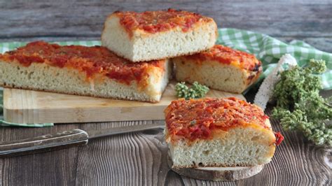 Sfincione: the authentic, tasty recipe for the popular Sicilian pizza