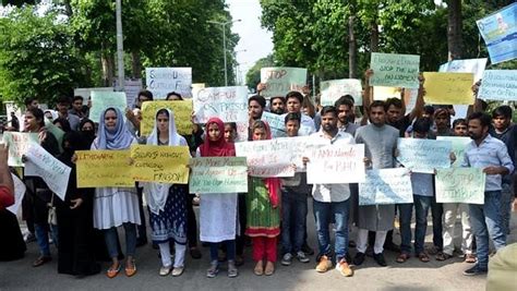 March In Amu In Protest Against Lathi Charge On Girls In Bhu बीएचयू