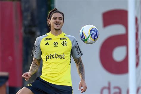 Pedro sai suspeita de lesão na coxa e preocupa Flamengo para