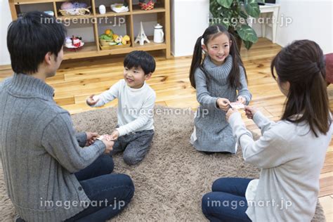 お年玉をもらう子供達の写真素材 [72551726] イメージマート