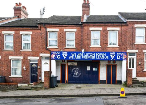 El pequeño y curioso estadio donde juega el Luton Town, el primer rival ...