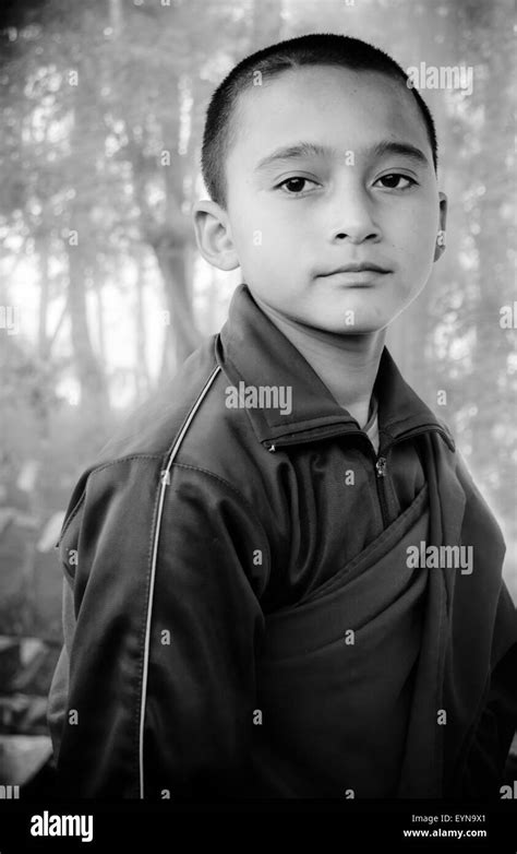 Tibetan Monk Traditional Dress Banque D Images Noir Et Blanc Alamy