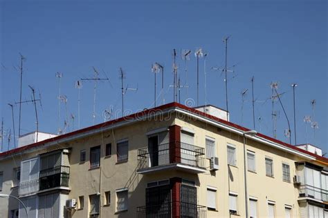 Casa Muitas Antenas De Televis O Telhado Montadas Em Sevilha Imagem