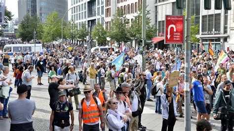 Verschärfte Corona Maßnahmen Maskenpflicht bei Demos mit mehr als 100