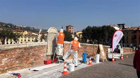 Angeli Del Bello Ponte Pietra Ripulito Dalle Scritte Che Lo Deturpavano