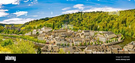 Panorama du village de Bouillon Bouyon et château médiéval en