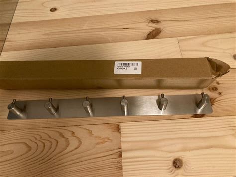 Se produkter som liknar Kroklist med sex krokar r på Tradera