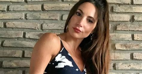 Magui Bravi posó con una bikini estampada al borde de la pileta