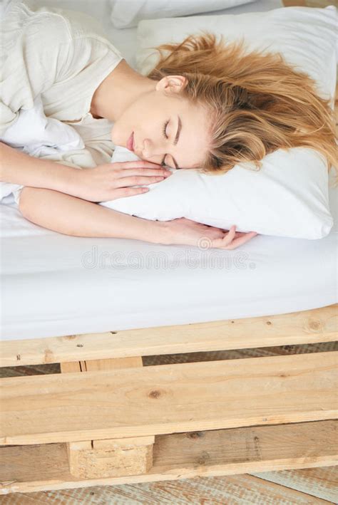 Fille Blonde Dormant Sur Le Lit Blanc Image Stock Image Du Femme Toile