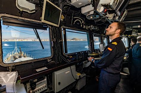 El Buque Infanta Cristina De La Armada Espa Ola Navega Frente A Alicante