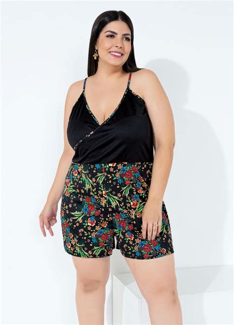 Macaquinho Preto E Floral Transpassado Plus Size Marguerite