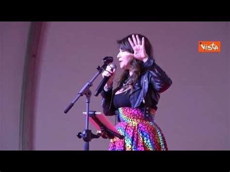 Cristina Davena Canta Sul Palco Della Festa Di Fdi E Fa Ballare Tutta