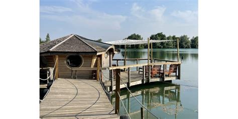 Varanges Et Rouvres En Plaine Avec Ses Cabanes Flottantes Le Domaine