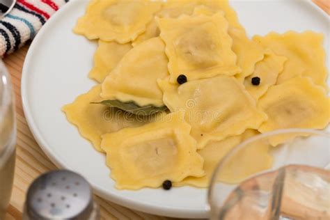 Deliciosos Y Apetitosos Raviolis Con Hojas De Laurel Y Pimienta Negra