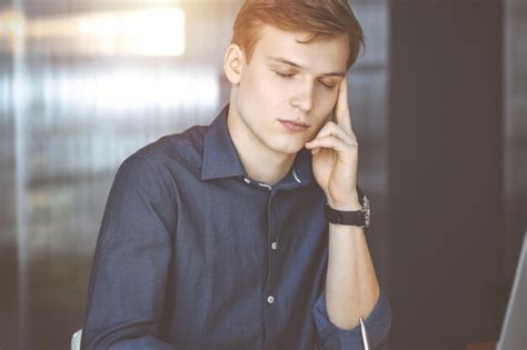 Joven Empresario Rubio Sintiendo Estr S En El Lugar De Trabajo En Una