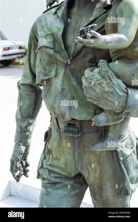 Detail Of Estatua Che Y Niño Statue Of Che Guevara With A Child Santa