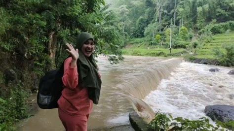 Perjuangan Mahasiswi Kebidanan Unimerz Bertaruh Nyawa Terobos Banjir