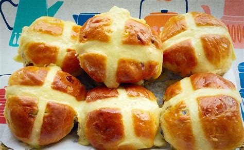 Ginger Date Hot Cross Buns Feasting Is Fun