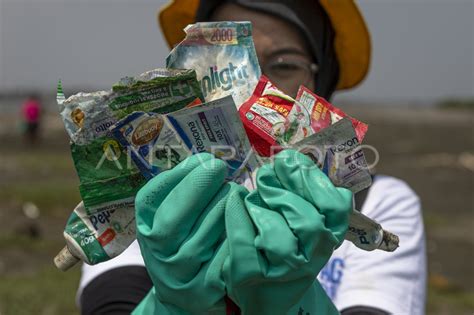 Aksi Bersih Sampah Di Pantai Tirang Semarang Antara Foto