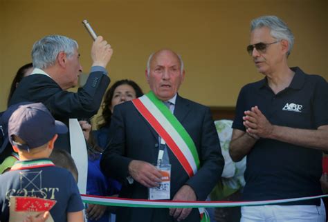 Muccia Andrea Bocelli Inaugura La Nuova Scuola De Amicis