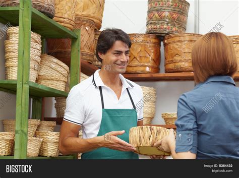 Imagen Y Foto Mujer De Compras En Prueba Gratis Bigstock