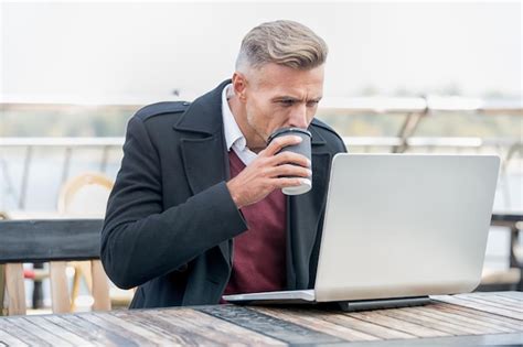 Homem De Sucesso Trabalhando No Caf Boas Vibra Es Conceito De Vida