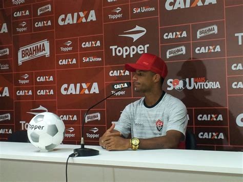 Uillian Correia invade coletiva de Caíque Sá Você é feio assim