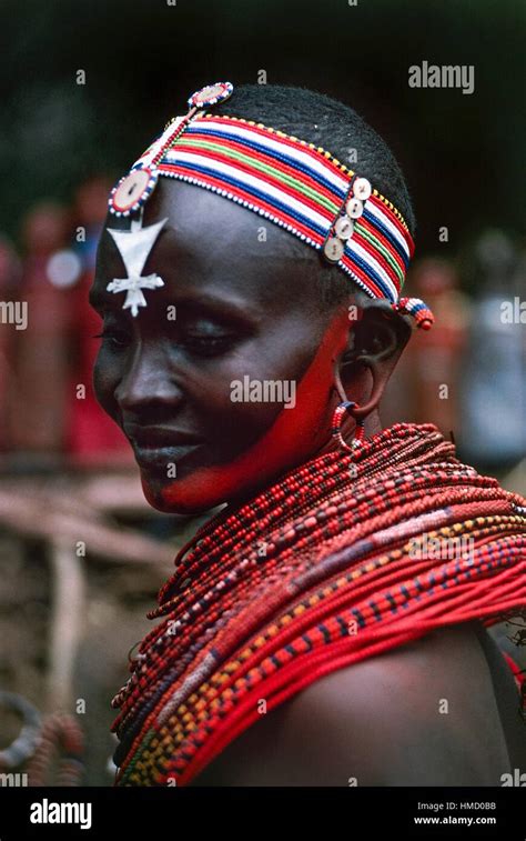 Una Mujer Samburu Vistiendo Trajes Típicos Y Ornamentos Reserva